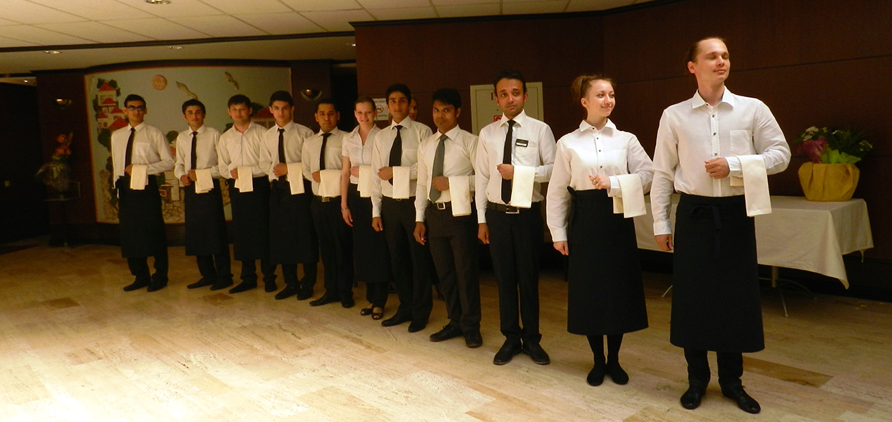 тренинг для официантов. официант на банкете. сотрудники ресторана. тренинги для персонала ресторана. обучение официантов в ресторане.